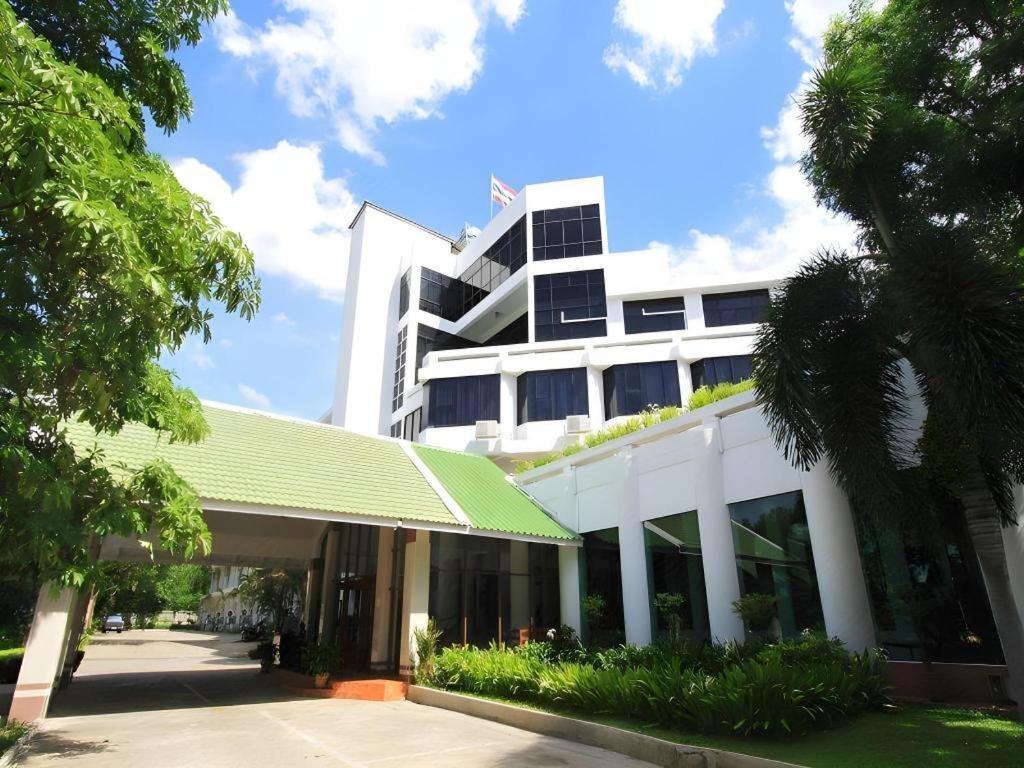 比佛利山公园酒店 那空沙旺 外观 照片
